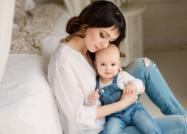 mama cu bebe pregatiti de intarcare
